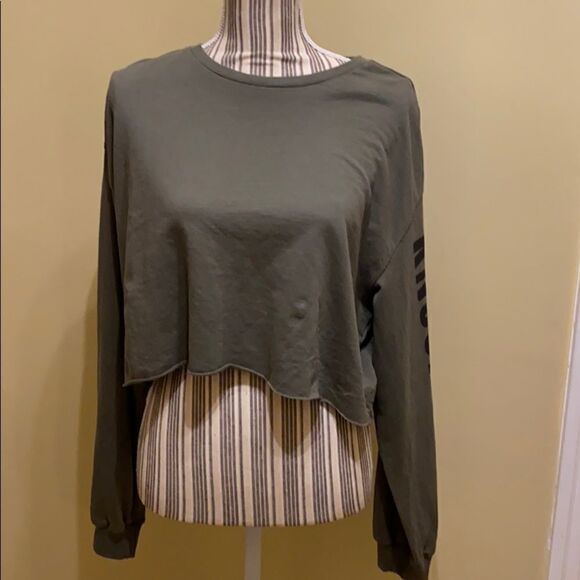 ❤️ 3/$20 H & M Divided Crop Top - Picture 1 of 7